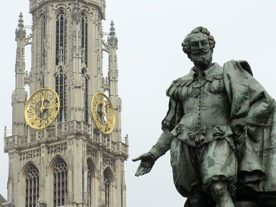 Onze-Lieve-Vrouwekathedraal und Rubensstatue