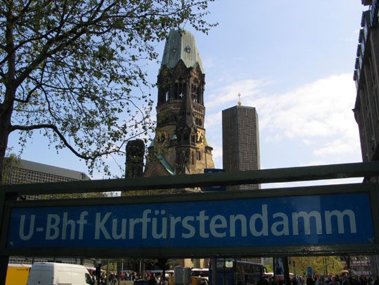 Gedächtniskirche vom Kurfürstendamm aus gesehen