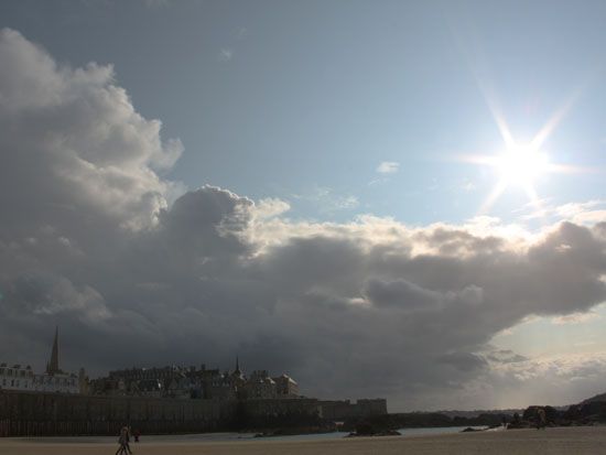 Saint Malo - Blick vom Strand auf die Stadt