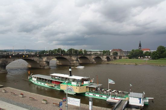 Blick von der Brühlschen Terrasse auf Elbe und Augustusbrücke