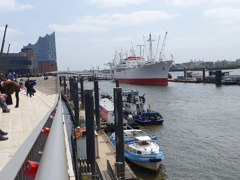 Elbphilharmonie und Museumsschiff Cap San Diego