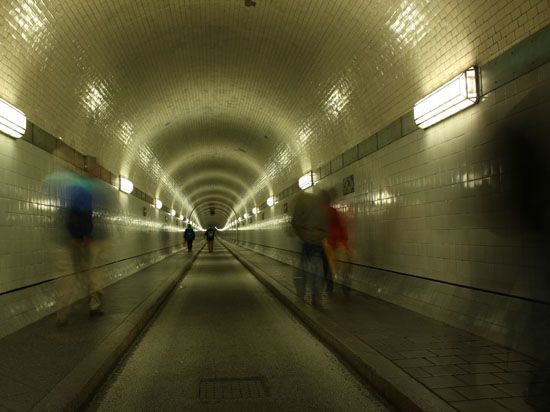 Fußgänger im alten Elbtunnel