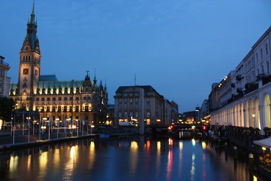 Rathaus und Alsterarkaden