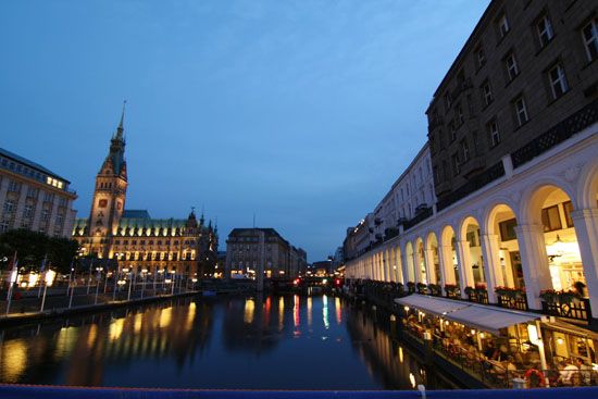 Rathaus und Alsterarkaden