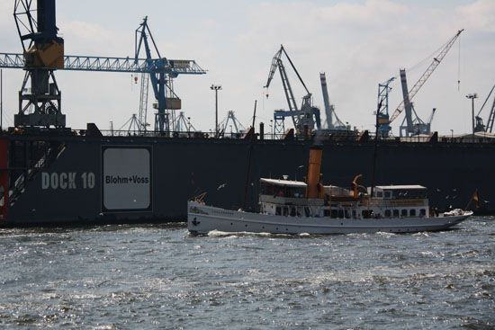 Dampfschiff Schaarhörn vorm Trockendock Blohm & Voss