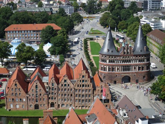 Blick von der Petrikirche aufs Holstentor