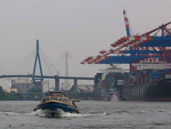 Containerterminal und Köhlbrandbrücke