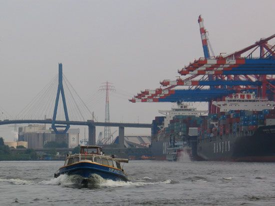 Containerterminal und Köhlbrandbrücke