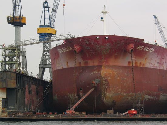 Öltanker im Trockendock