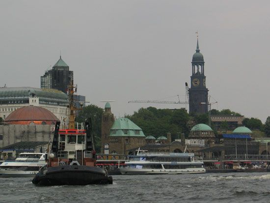 Blick auf Landungsbrücken und Michel