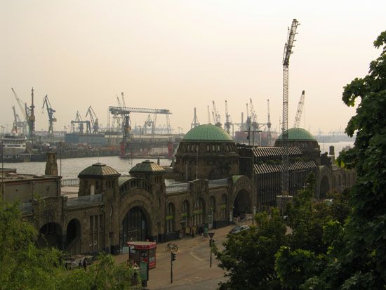 Landungsbrücken und Hafen