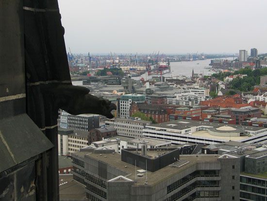 Blick vom Turm der Nikolaikirche zum Hafen