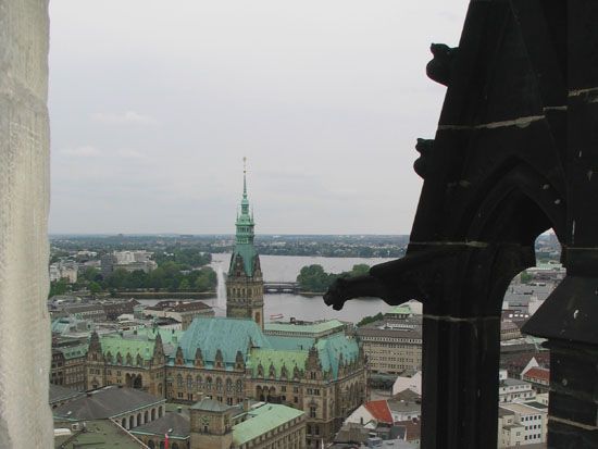 Blick vom Turm der Nikolaikirche zur Binnen- und Außenalster