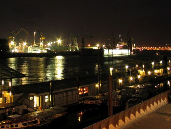 Hafen bei Nacht