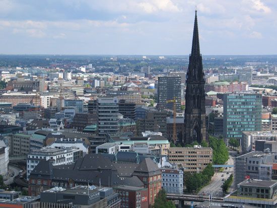 Blick vom Michel zur Nikolaikirche