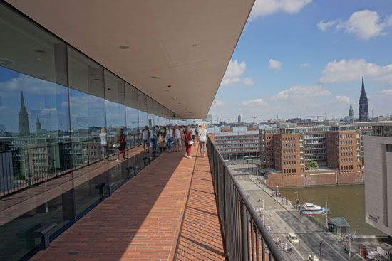 Ausblick von der Elbphilharmonie Plaza