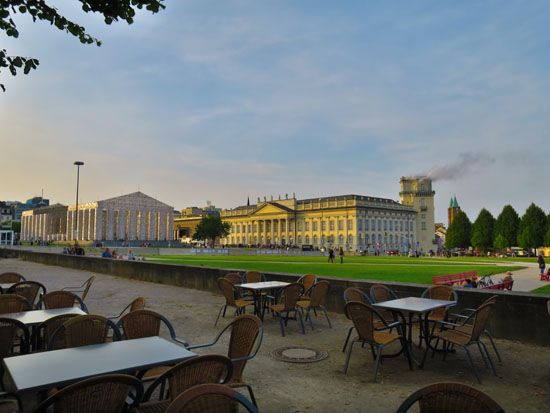 Parthenon der Bücher, Fridericianum und rauchender Zwehrenturm