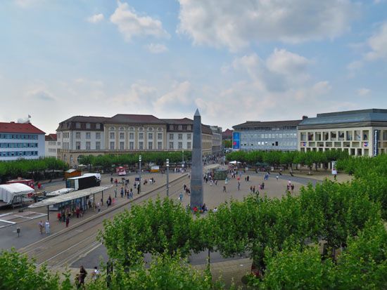 Königsplatz: Obelisken von Olu Oguibe