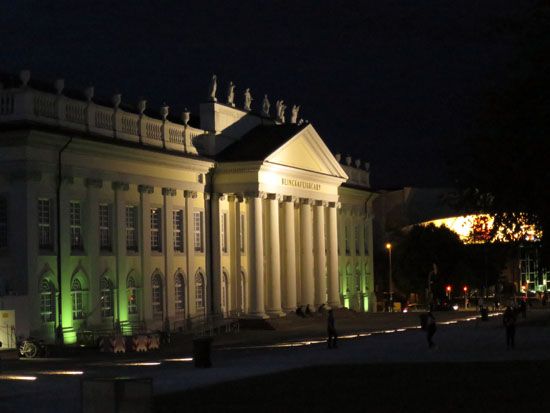 Fridericianum bei Nacht