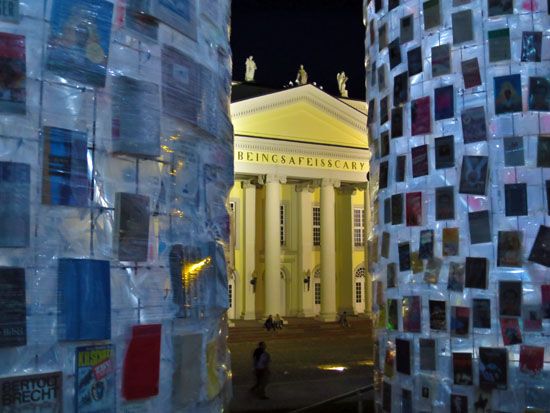 Blick aus dem Parthenon der Bücher aufs Fridericianum: "Being safe is scary"