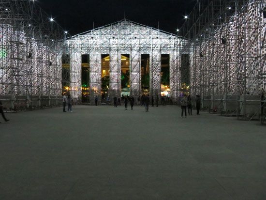 Parthenon der Bücher bei Nacht