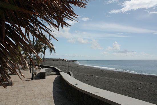 Schwarzer Sandstrand in Puerto de Tazacorte