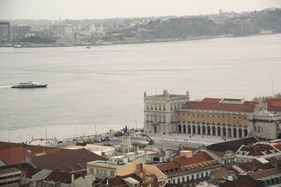 Blick vom Castelo de São Jorge auf den Praça do Comércio