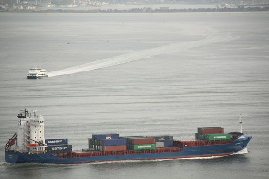 Blick vom Castelo de São Jorge auf den Tejo