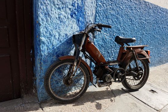 Altes Motorrad  in der Medina von Rabat