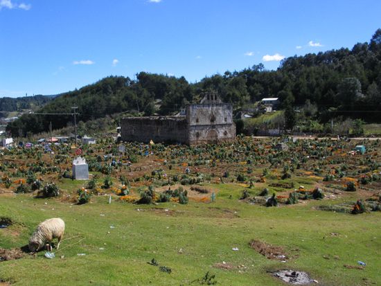 Chamula: Friedhof des Indígenadorfes in der Nähe von San Cristóbal