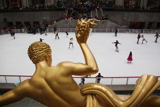 Eislaufbahn mit Prometheus-Statue am Rockefeller Center