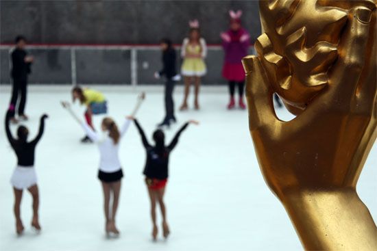 Eislaufbahn mit Prometheus-Statue am Rockefeller Center