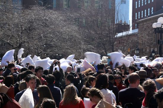 Kissenschlacht im Washington Square Park