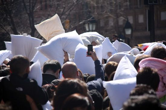 Kissenschlacht im Washington Square Park