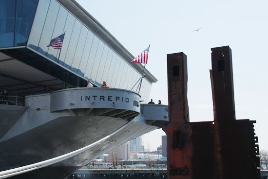 Stahlträger der Twin Towers beim Intrepid Sea-Air-Space Museum