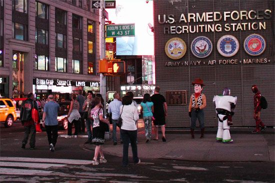 Comicfiguren am Times Square