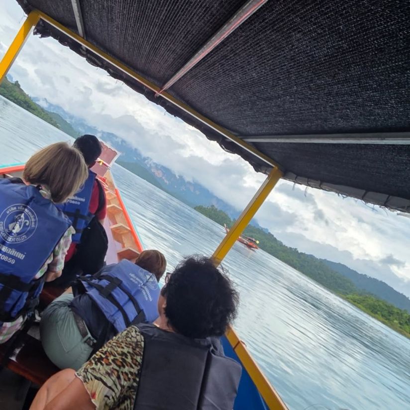 Im Longtail-Boot auf dem Cheow Lan See