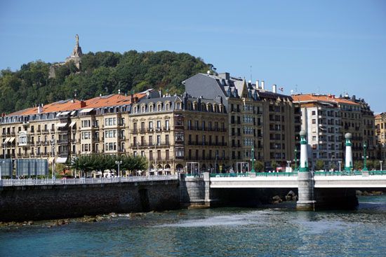 Blick zum Urgull mit Christus-Statue