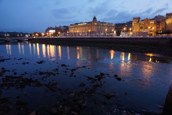 San Sebastián bei Nacht