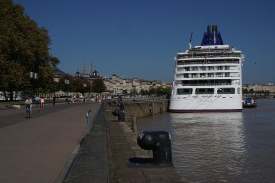 Kreuzfahrschiff auf der Garonne