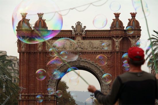 Seifenblasen vorm Arc de Triomf