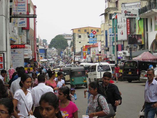 Reger Betrieb auf den Straßen von Kandy