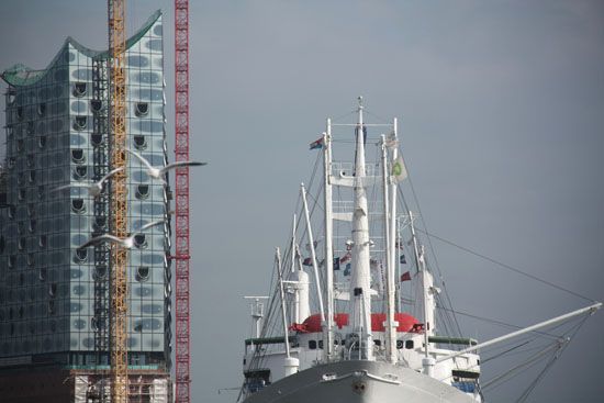 Elbphilharmonie und Cap San Diego