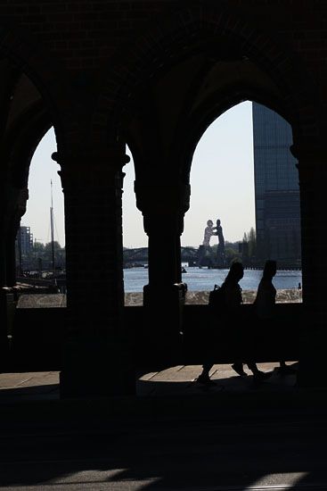 Oberbaumbrücke - Blick zu den Molecule Men