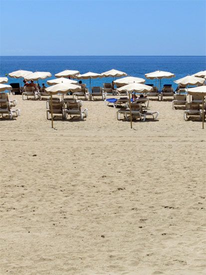 Sonnenschirme und Liegestühle am Strand