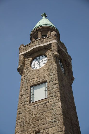 Pegel-Turm an den Landungsbrücken