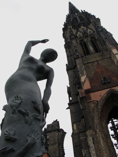 Turmruine der Nikolaikirche mit Erdenengel