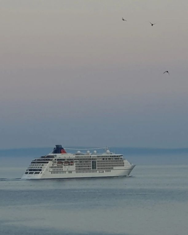 Kreuzfahrtschiff vor Opatija