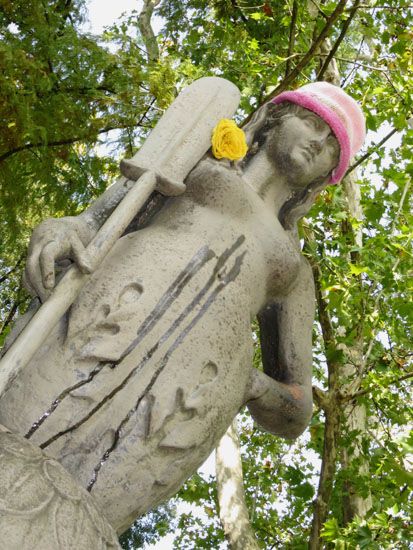 Figur an einer Brücke im Parco Sempione