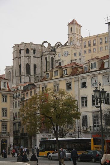 Blick vom Rossio auf Ruine der Igreja do Carmo